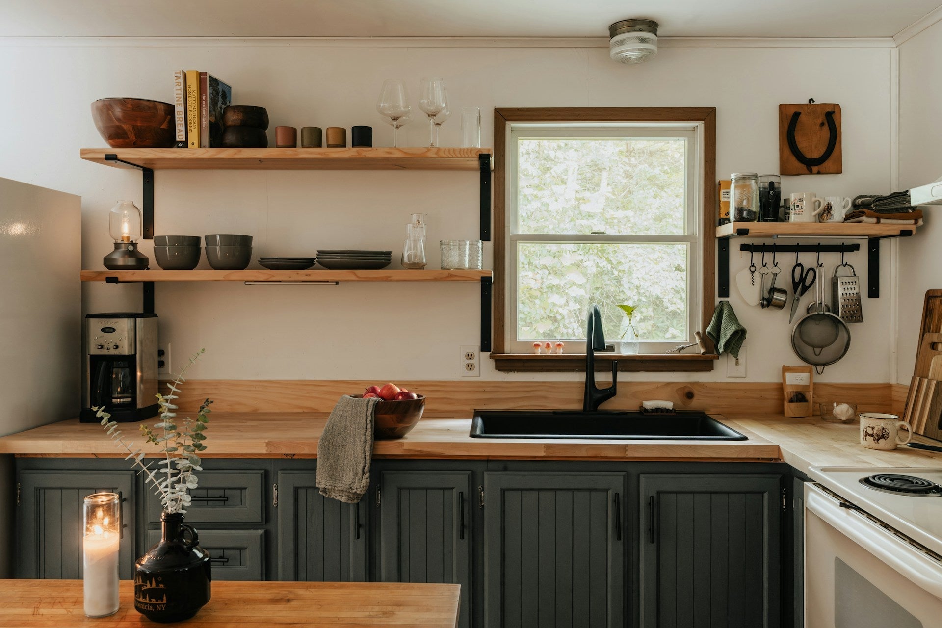 Black Tin Scented Candles for Eliminating Kitchen Odours Naturally