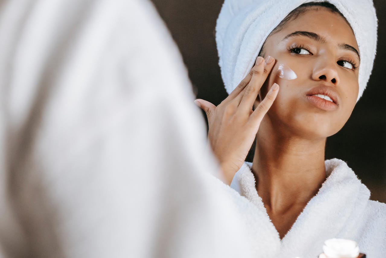 Top Benefits of Using a Light Moisturiser Infused with Hyaluronic Acid - SIMCO SKINCARE